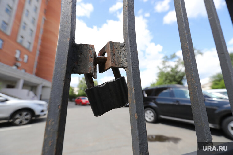    Екатеринбуржцы устроили ДТП в парке на Уралмаше