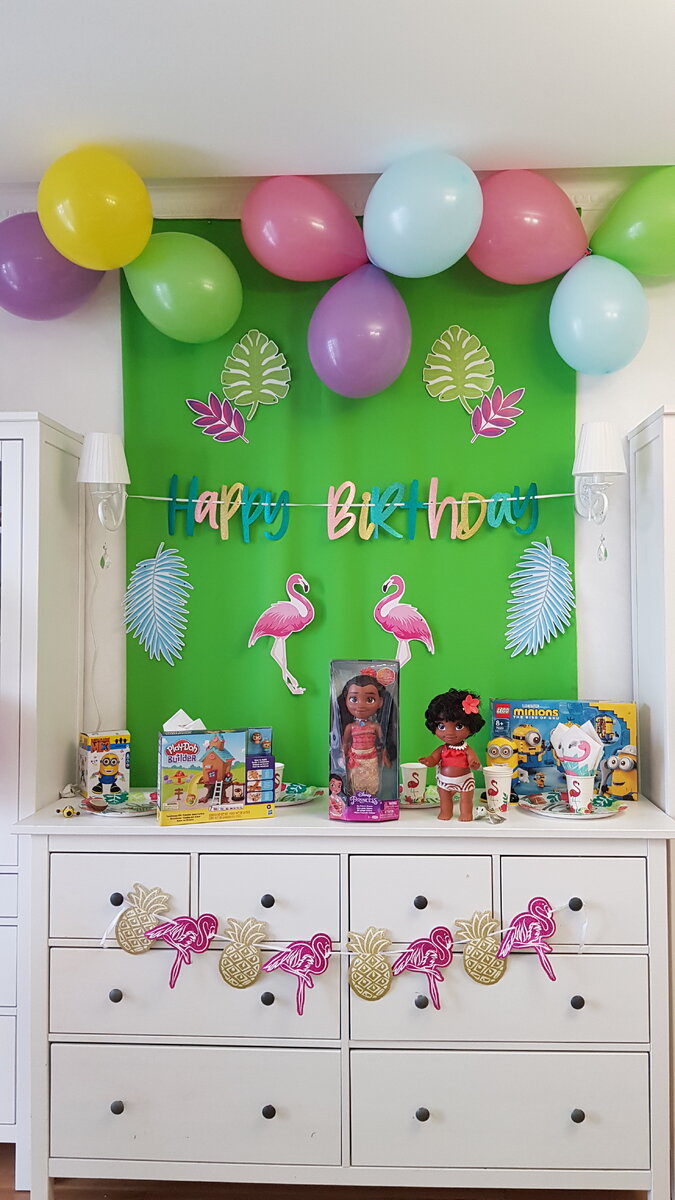 Вот так я украсила фотозону для ребенка. День рождения был в стиле Моаны. Гирлянду и шары покупала в "Веселой затее".