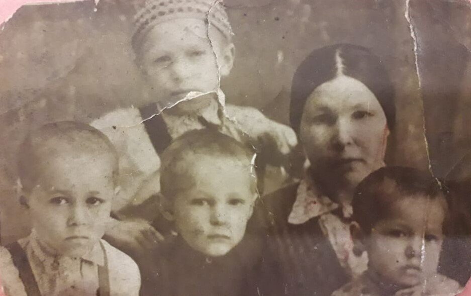 Мой дедушка в центре, справа сестричка Голфира, Гумар и Рафаил  с мамой Хадичой. Фотография 1942 года.