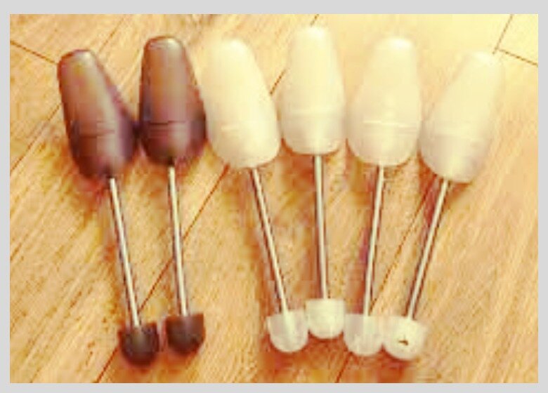 Такие распорки подходят для любой обуви за счёт сгибания пружин.