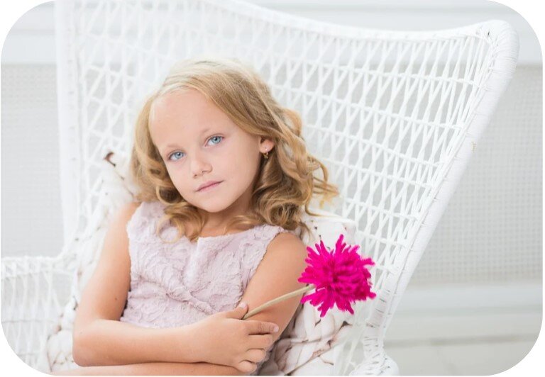 https://cdn.pixabay.com/photo/2014/10/31/07/05/girl-510446_960_720.jpg