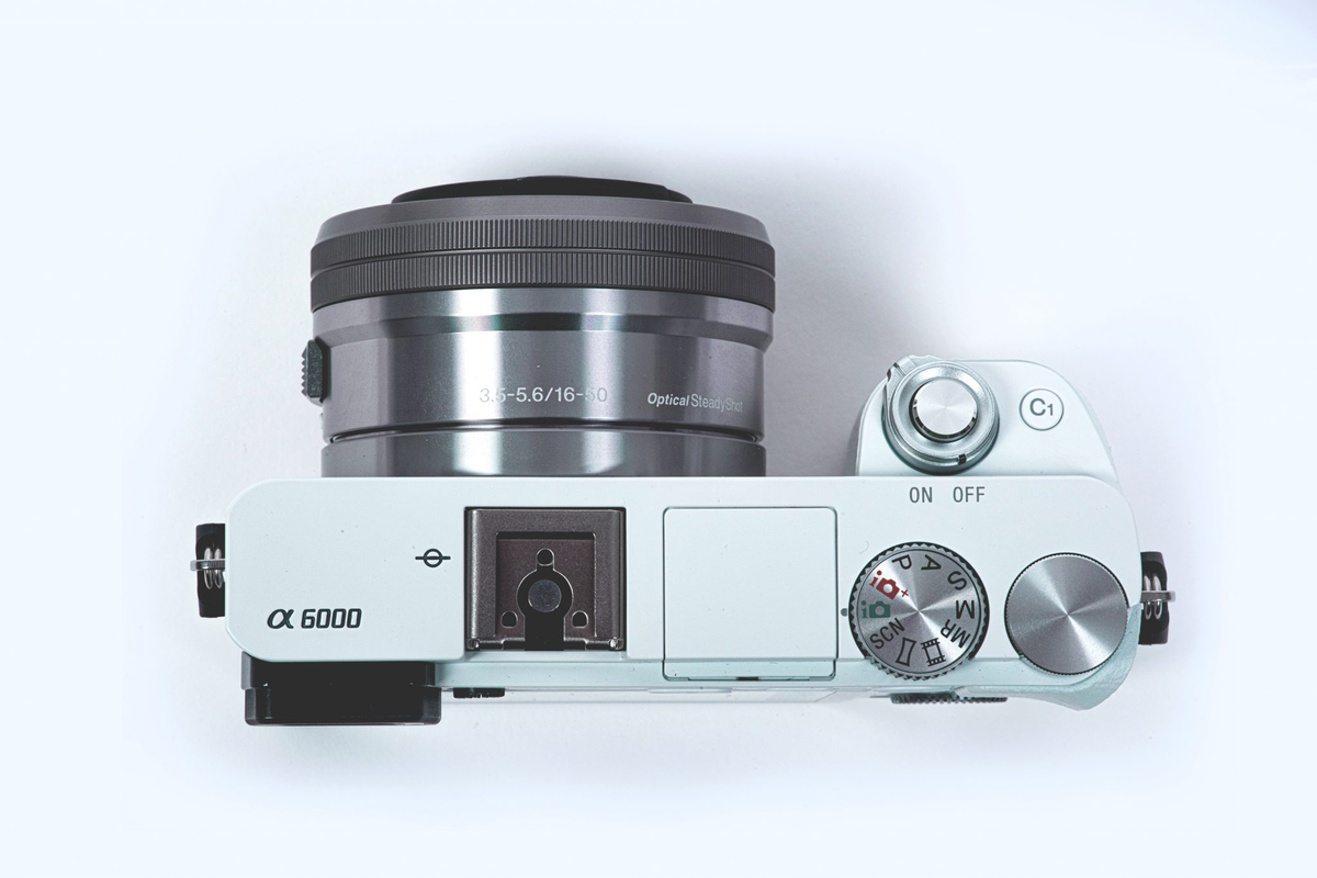 Sony A6000 + об. 16-50 мм f / 3,5-5,6