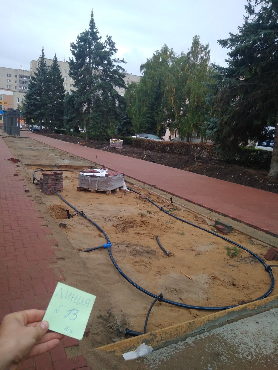 Фото из архивов для иллюстрации. Монтаж автополива на территории городского пространства