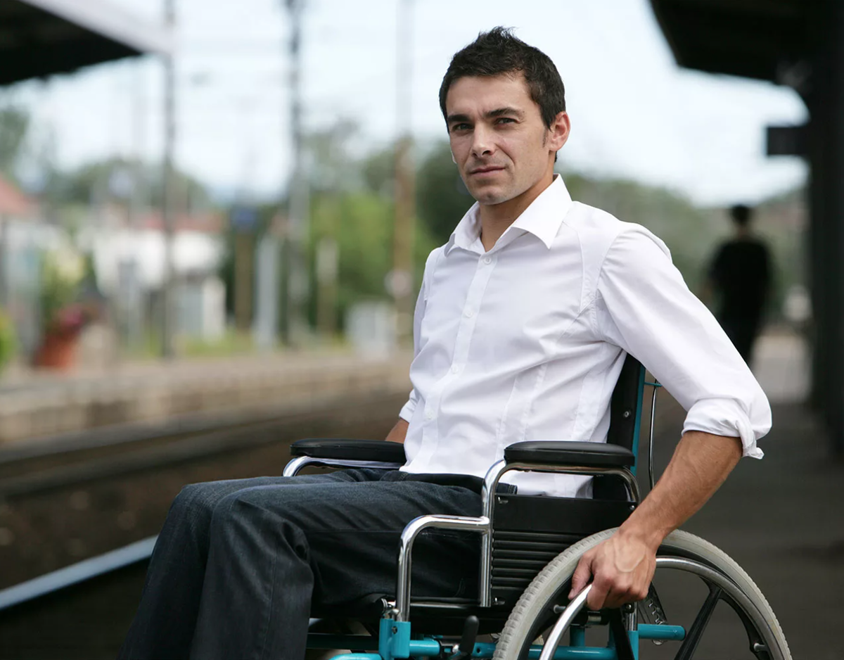 Мужчины будучи инвалидом. Парень в инвалидной коляске. Мужчина с коляской. Человек на коляске. Красивый мужчина в инвалидной коляске.