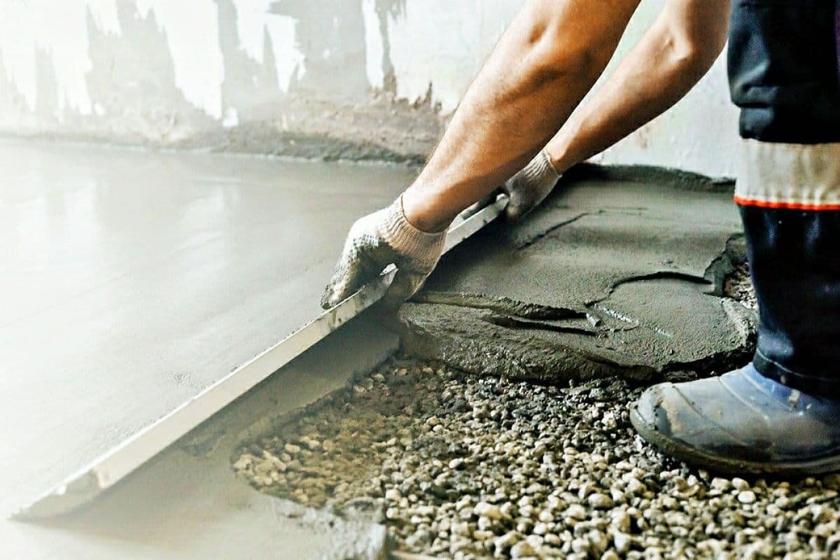 Распределение шпателем по всей поверхности