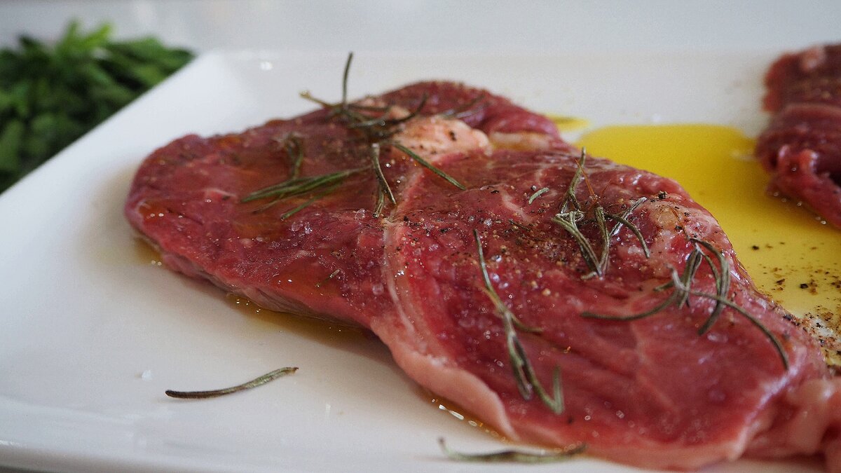 Важно не мыть мясо: из-за воды наружная корочка не сможет вовремя образоваться во время жарки, и сок вытечет на сковороду