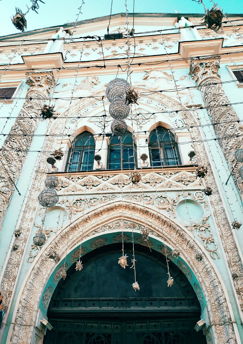 Внешне дом напоминает готический замок с причудливыми узорами на стенах. (Фото автора.)