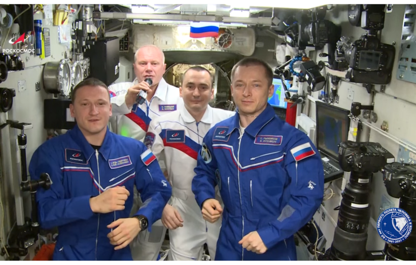 На борту МКС находятся Сергей Рыжиков, Сергей Кудь-Сверчков, Олег Новицкий и Петр Дубров