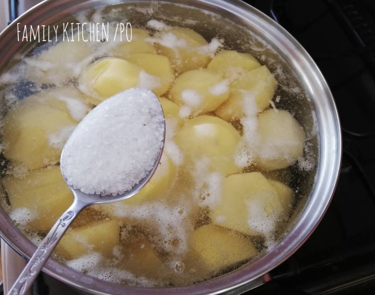 2. Заливаем картофель 500 мл воды и всыпаем соль. Солим немного, (лучше досолить потом, учитывая, что сыр также соленый).