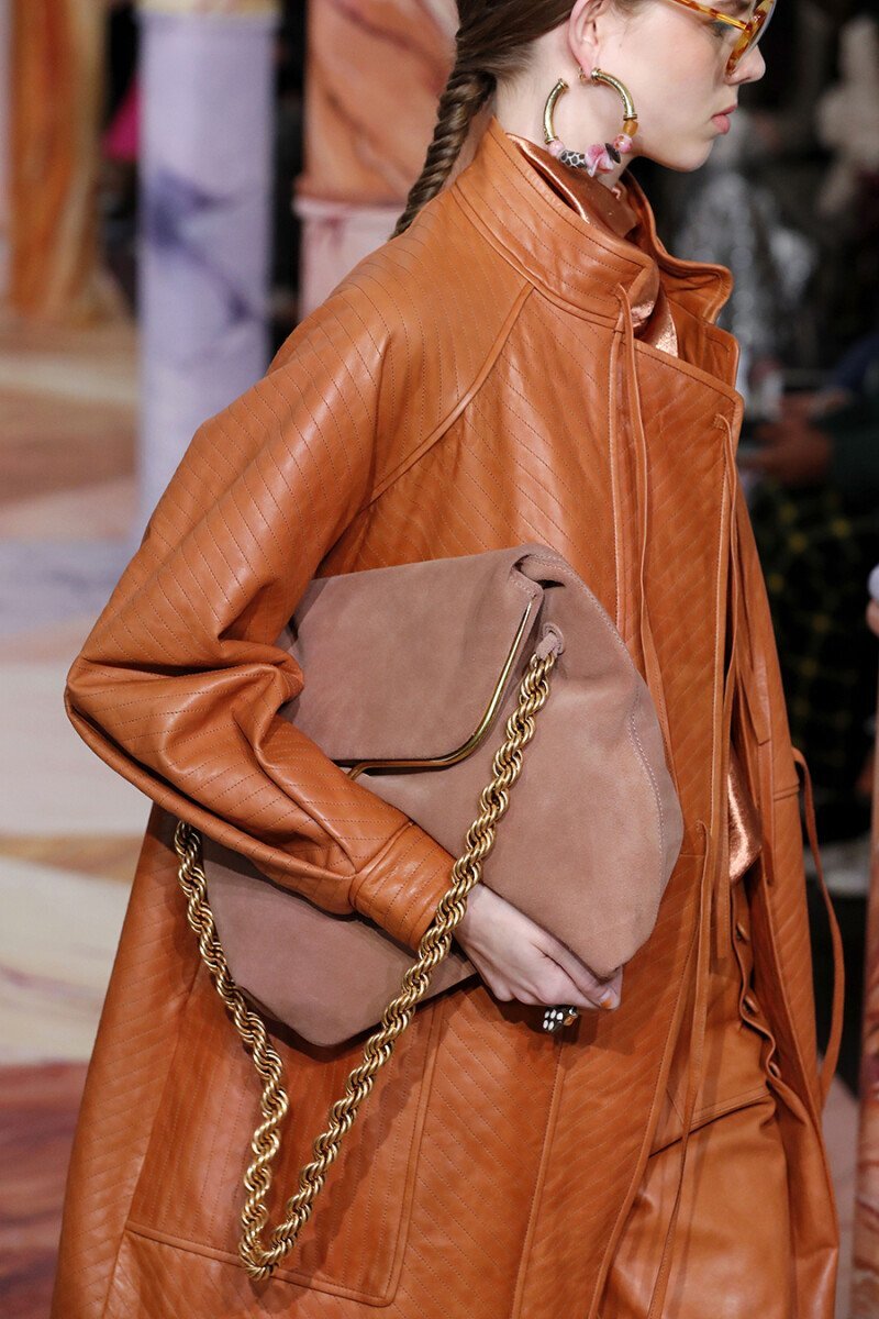 Сумки с цепочками сохраняют свою актуальность на новый сезон весна-лето 2021