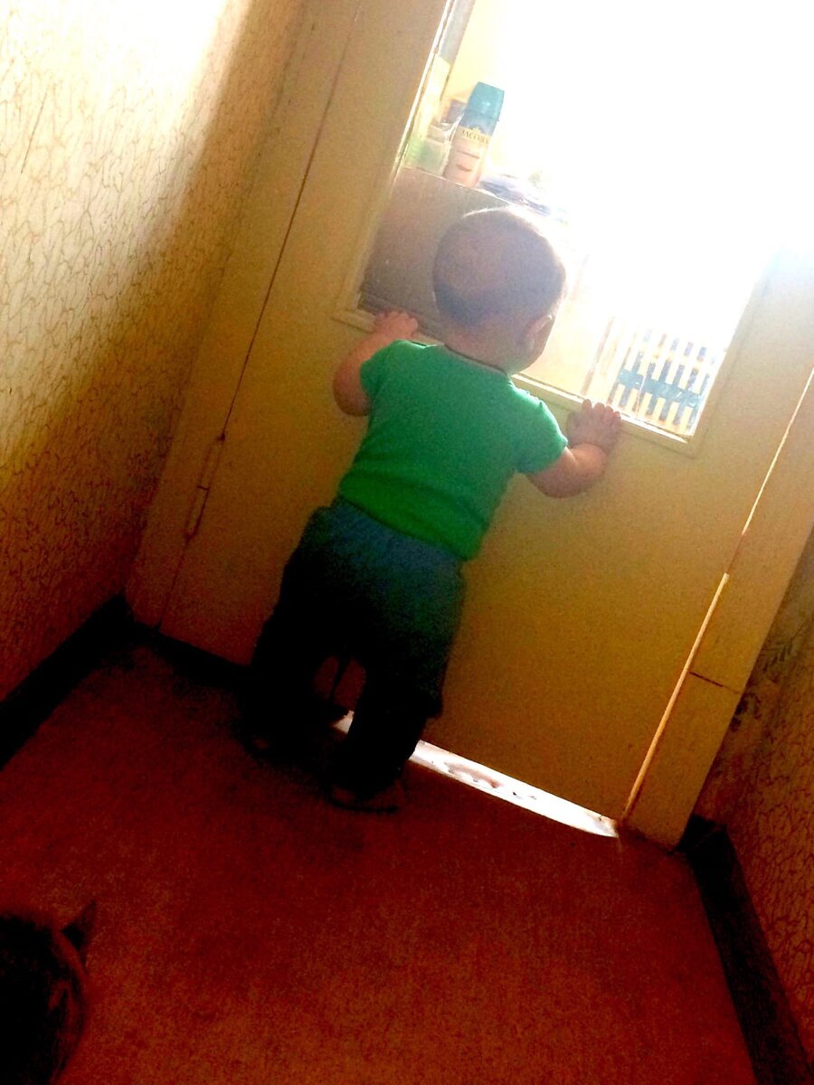 Маленький разбойник изучает квартиру. Фото взято из личного архива.