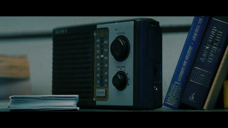 Фанаты сериала «Сокол и Зимний Солдат» заметили занятную деталь на книжной полке у Гельмута Земо. Теперь зрителям кажется, что у Marvel рекламный контракт с издательством «Азбука». Выбор произведения — боль каждого русского школьника на уроках литературы. Осторожно, возможны спойлеры.Сериал «Сокол и Зимний солдат» вышел на онлайн-сервисе Disney+ в начале апреля и рассказывает о последствиях событий фильма «Мстители: Финал». По сюжету, Сэмуюэл «Сокол» Уилсон берёт на себя роль Капитана Америки и пытается вернуть уничтоженную Таносом половину человечества.Финальный эпизод сериала появился в Сети 23 апреля, но зрители обратили внимание не на сценарий, а на маленькую деталь. Пользователи твиттера заметили, что один из старых врагов Мстителей, Барон Гельмут Земо, сидящий в тюрьме, в заключении времени даром не терял. Антагонист культурно развивался и, похоже, учил языки.В твиттерском сообществе ИНТЕРТЕЙМЕНТ ™, посвящённом кино и знаменитостям, в тот же день появился кадр с книжной полкой в камере Земо. Зрители увидели название произведения, которое знакомо многим любителям литературы, особенно русскоговорящим.Оказалось, противник Капитана Америки неравнодушен к русской классике, а именно: к Пушкину. На полке нашлось издание «Евгений Онегин», и фанаты прониклись к Гульмуту уважением.Читайте на MedialeaksОбустраиваем гнездышко киберспортсмена. Обзор мощнейшего десктопа MEG Trident X от MSI
ИНТЕРТЕЙМЕНТ ™Земо серьезно в тюряге читает Пушкина.ЕВГЕНИЯ ОНЕГИНА в оригинале ОН —Комментаторы под постом ИНТЕРТЕЙМЕНТ ™ оценили выбор произведения, однако их внимание привлекло не только это. Книга точно настоящая, а не муляж для кино, ведь на корешке можно увидеть метку издательства.
MomentzOfTranzИздательство «Азбука» резко увеличило свои продажи!
DegroitЯ надеюсь, «Азбука» заплатила Marvel за рекламу.Литературные предпочтения Гельмута Земо приятно удивили не только читателей ИНТЕРТЕЙМЕНТ ™, но и других пользователей твиттера.
десПушкина читает. В оригинале. Получается, Земо хорошо знает русский? Жду, чтобы теперь в будущих проектах Marvel ему дали больше русских реплик.