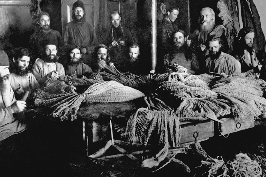 Священники на Соловках в рыболовецкой артели вяжут сети (20-е гг.). Из открытых источников