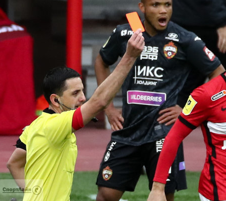 Красная карточка игроку Московского "ЦСКА"- Ильзату Ахметову.