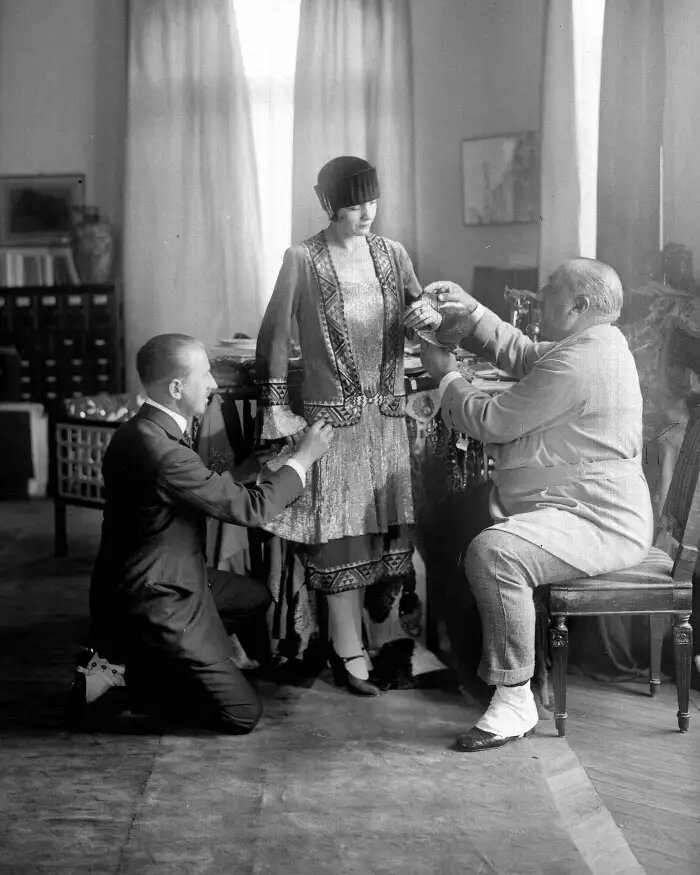 Пол Пуаре и его портной во время примерки, ок. 1925 года.  
Роджер Виоле 
