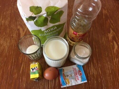 
• Молоко – около полулитра
• Сахар – 70 мл
• Соль – щепоть
• Яйцо – от 1 до 3 штук
• Спред – 50 г
• Масло растительное – 3 ст.л.
• Дрожжи – 10 грамм
• Мука – 1,1 кг