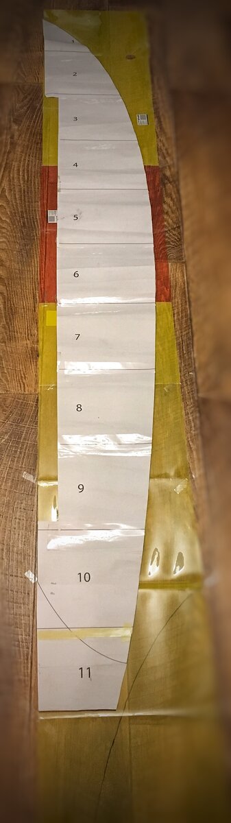 Распечатанные, вырезанные и склеенные части готовятся готовятся быть перенесенными на более плотную поверхность (склейку из канцелярских папок, простите)