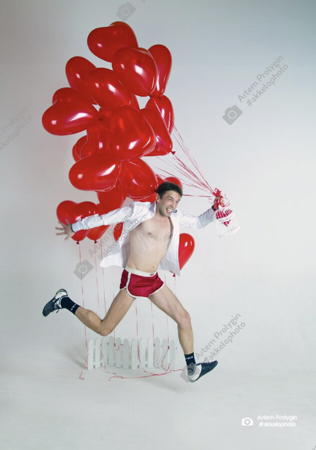 Та самая фотография из рекламы воздушных шариков к 14 февраля. Парень в красных шортах - это я. 