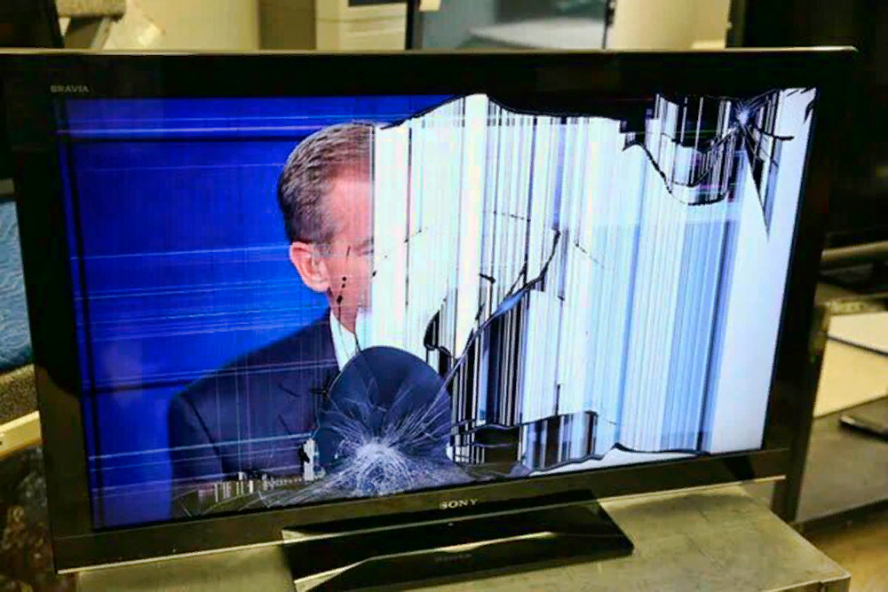 Трещина экрана телевизора. Разбитый телевизор. Телевизор сломался. Битые телевизоры. ЖК телевизор разбитый экран.