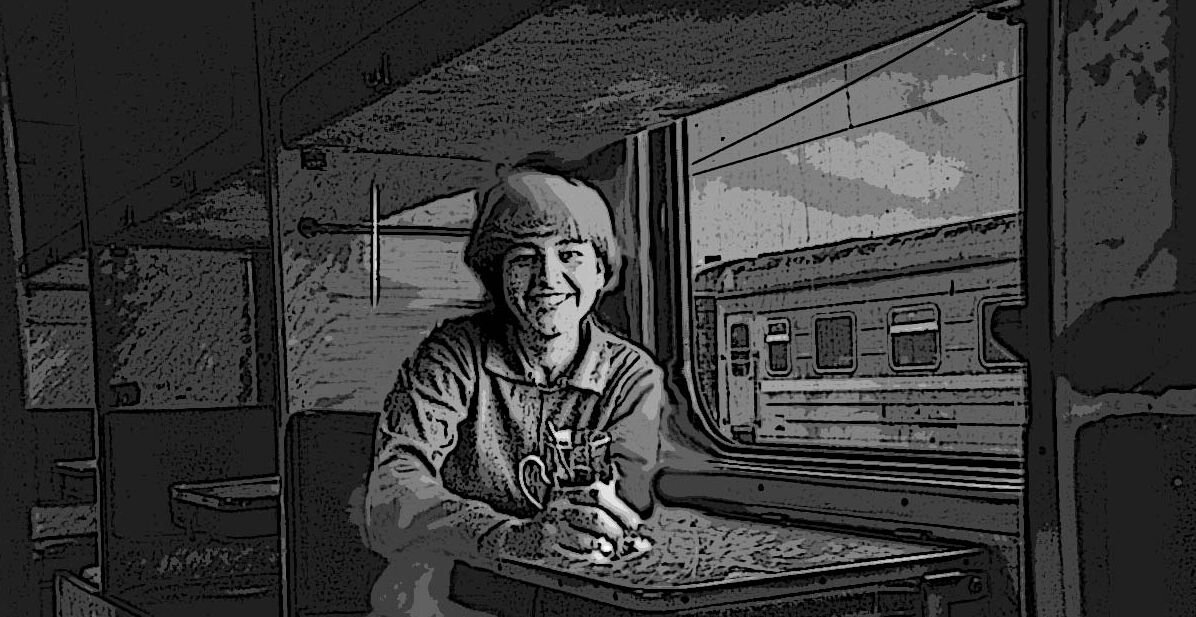 На фото автор пьет чай в поезде