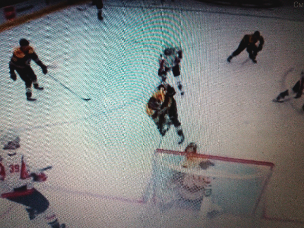 Энтони Манта отдал пас из-за ворот на "пятачок". Овечкин набежал.