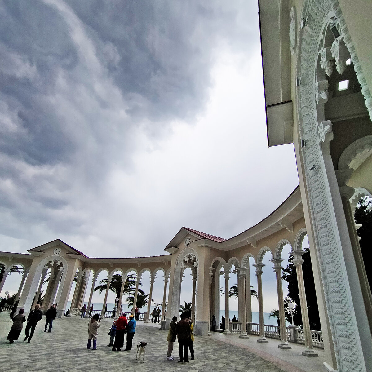 Колоннада на берегу Чёрного моря.