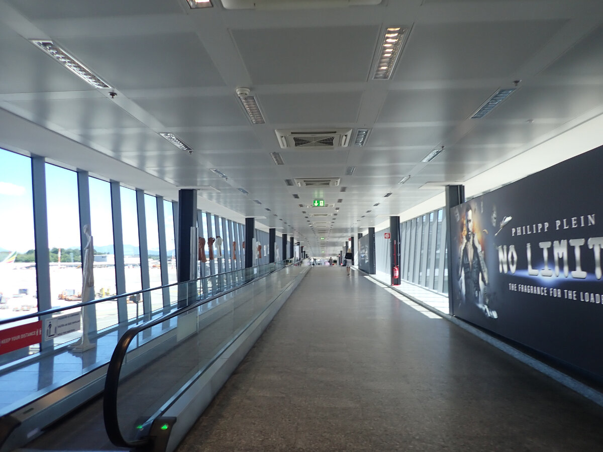 Пустые переходыв аэропорту Мальпенса, фото автора