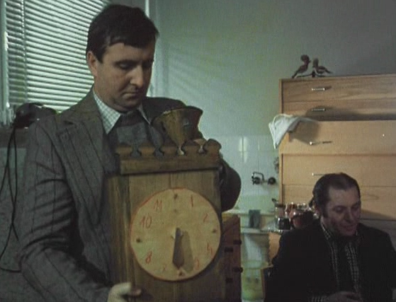 Через воронку надо сыпать горох, а то часы не будут ходить