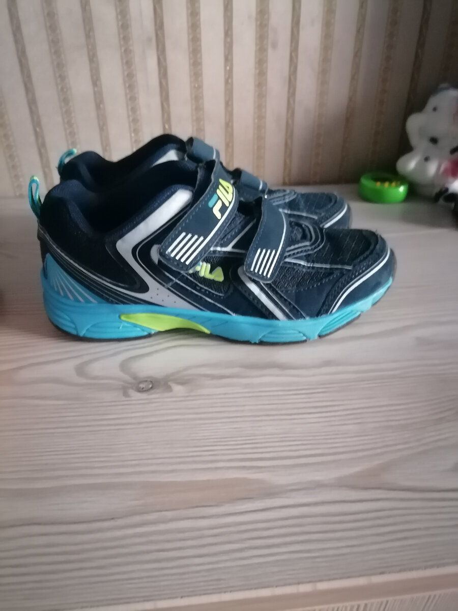 Фирменные кроссовки, практически новые, цена 799 рублей. Сегодня скидок, так как сегодня новый завоз