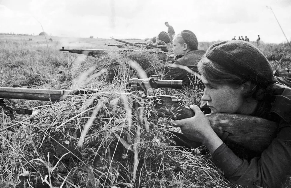 1943 год, снайпер Люба Макарова на Калининском фронте.