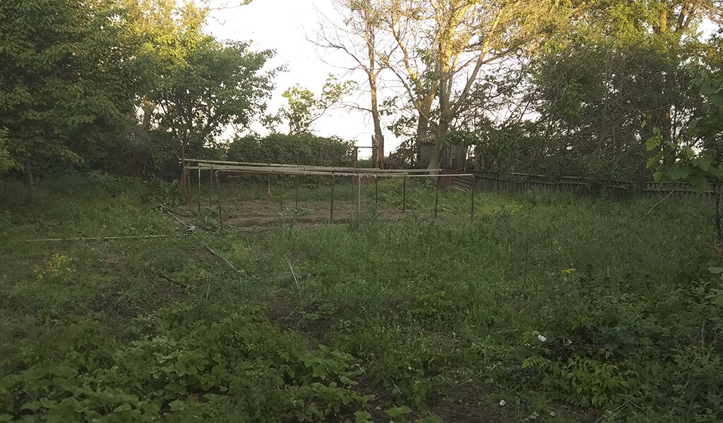 Дача небольшая, но работы много, ведь нужно очень срочно высаживать рассаду.