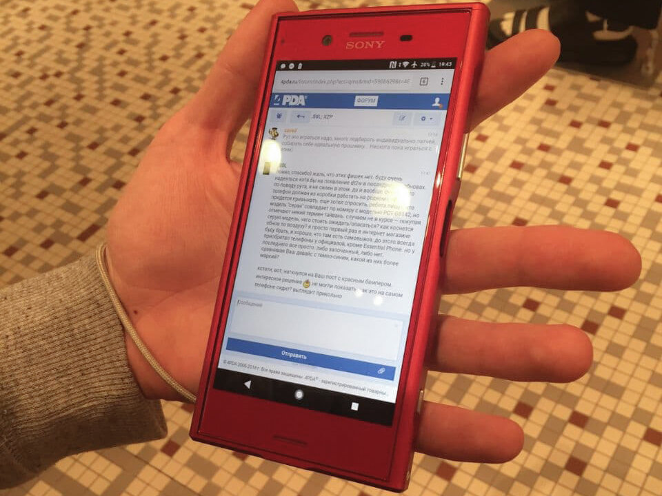 Sony Xperia XZ Premium в редком красном цвете, который после нескольких ремонтов стал розовым. Фото предоставлено автором