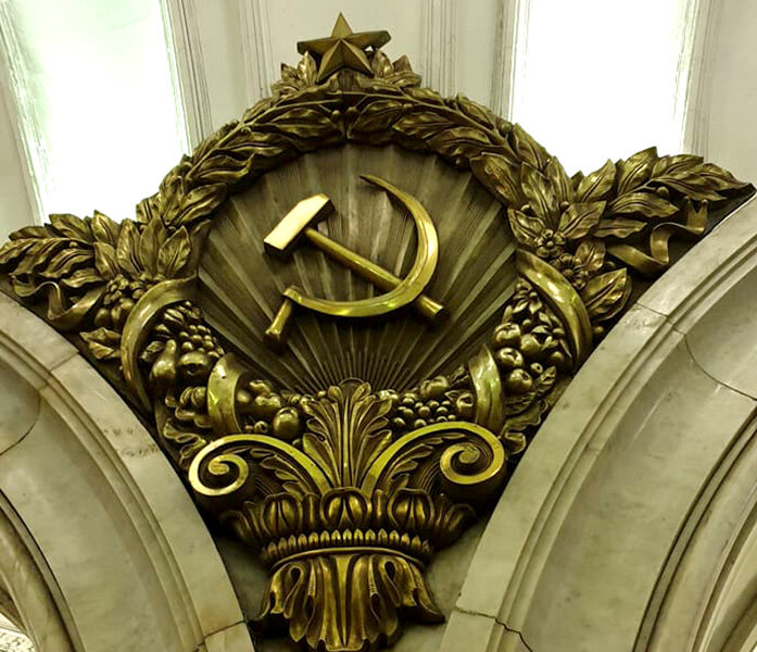 Угадайте: на какой станции так украшены колонны? Ответы пишите в комментах