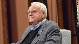 Фрэнк Дрейк выступает на конференции, посвященной изучению возможности жизни на других планетах в Центре искусств Йерба Буэна в Сан-Франциско 7 октября 2015 года.