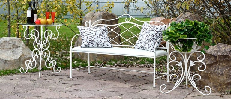 Мебель с металлическими элементами прекрасно подходит для стилизации зон барбекю. Источник: vmk-mebel.ru