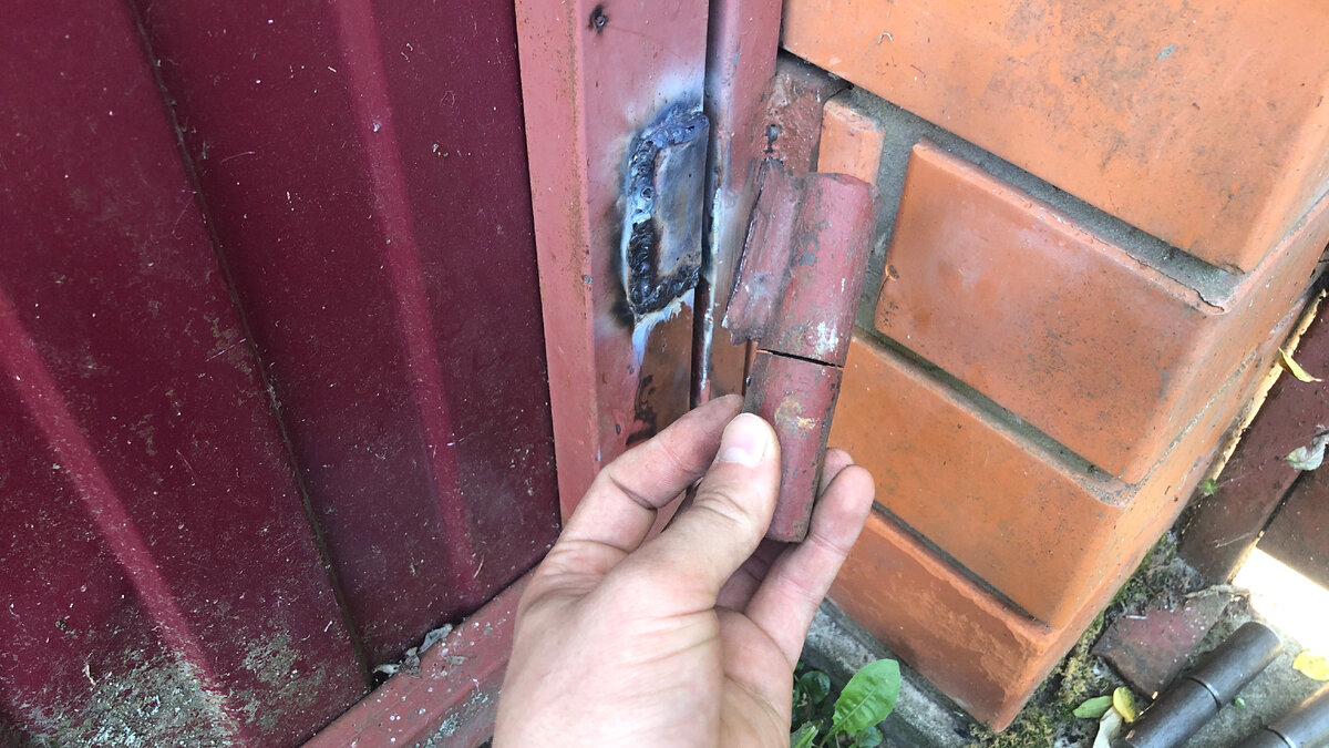 Вырвало ответную то есть верхнюю часть петли именно с самой рамки калитки. 