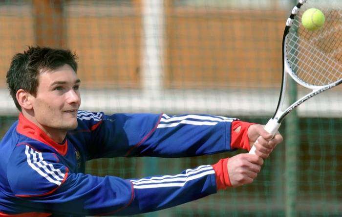 Уго Льорис  в юности играет в теннис. Источник: https://isport.ua/football/europe/1161029-futbolisty-kotorye-rosli-v-bogatstve-esche-do-togo-kak-nachali-zarabatyvat