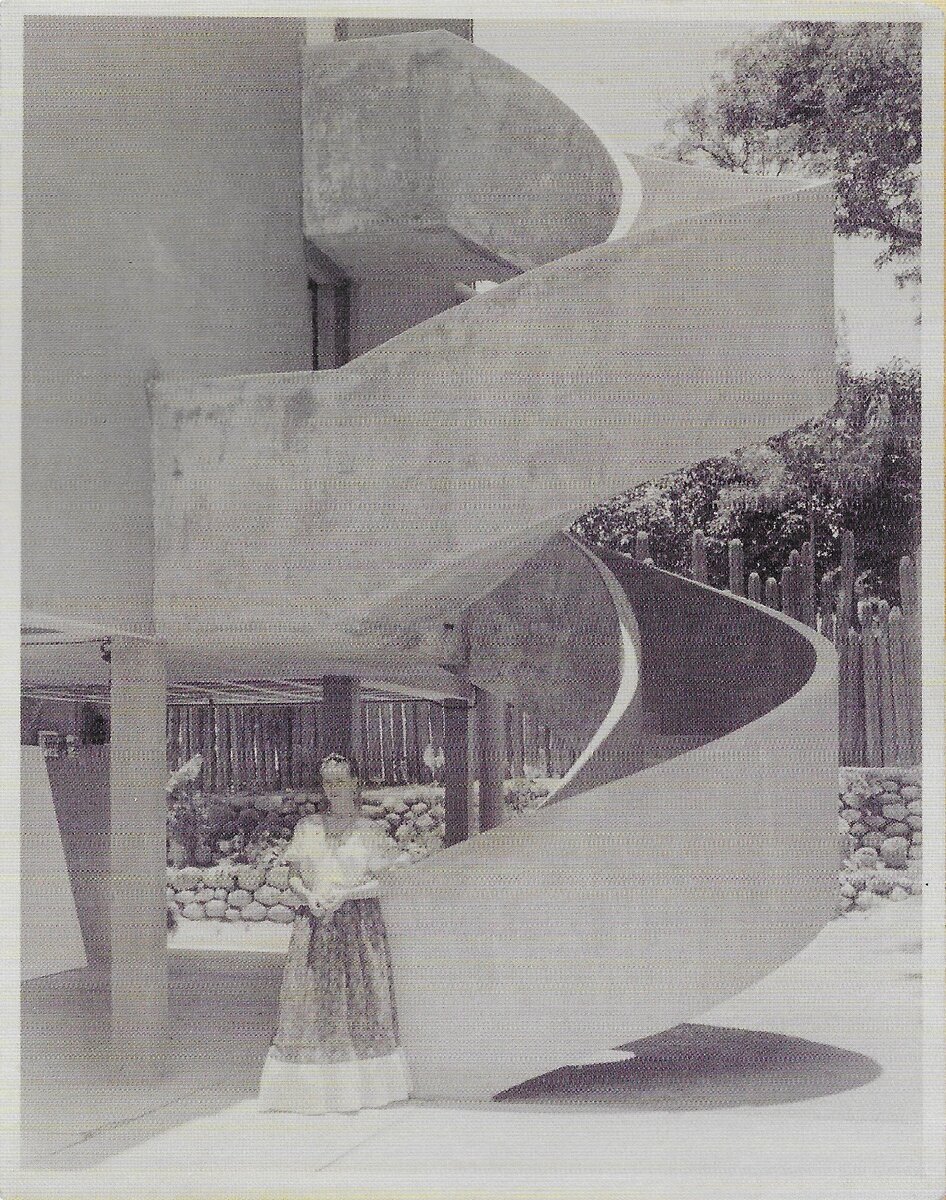 Фрида перед лестницей дома в Сан-Анхеле 