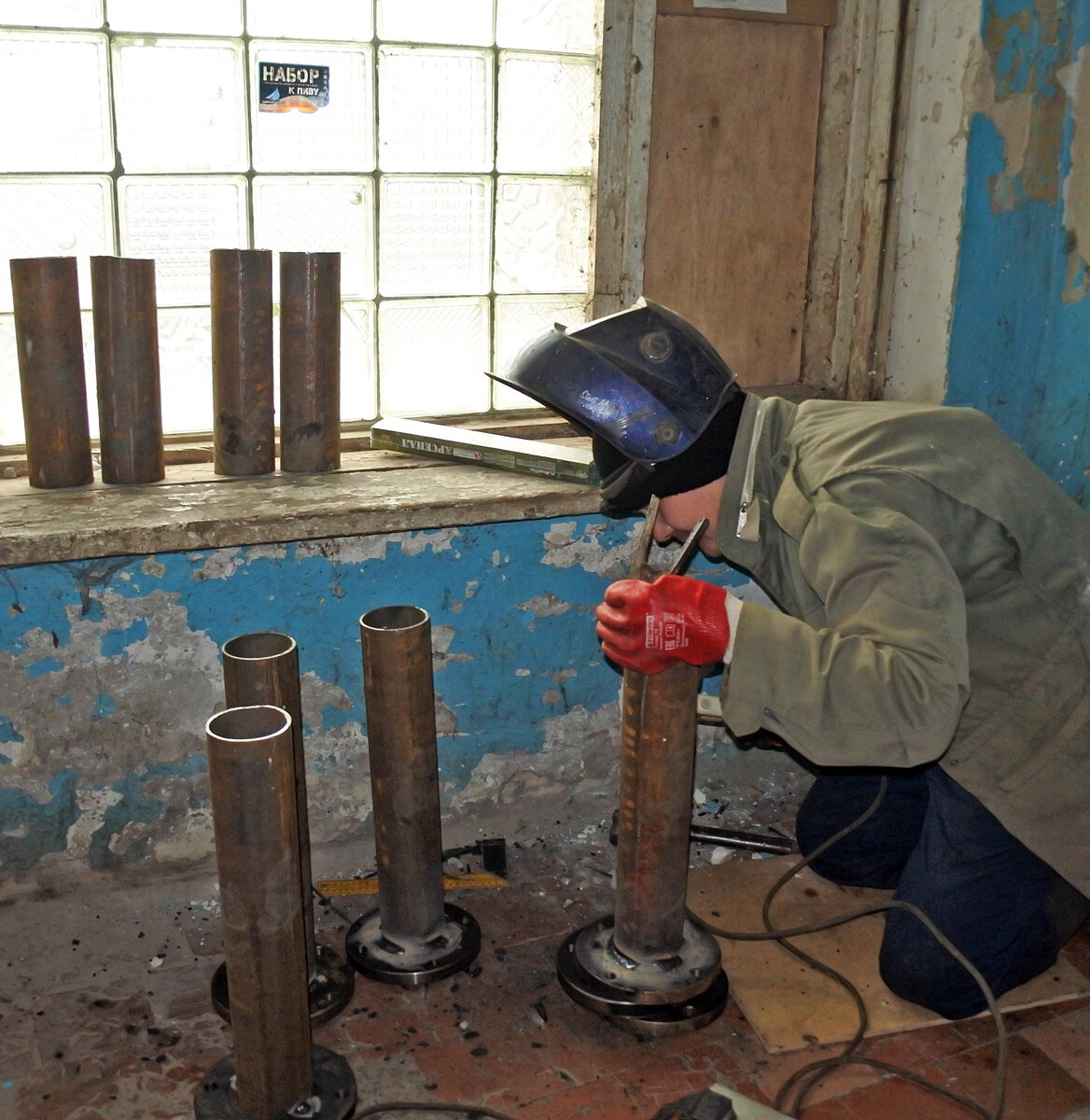 Чтобы запустить отопление в находящемся на непосредственном управлении бывшем общежитии Нариманова, 85 пришлось буквально по кусочку собирать полностью разрушенные из-за отсутствия ремонта и надлежащего содержания трубы
