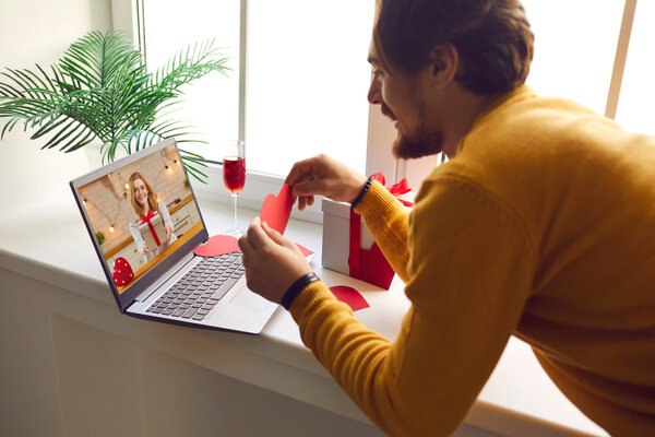 Любовный аферист быстро сближается с женщиной. Фото © Shutterstock