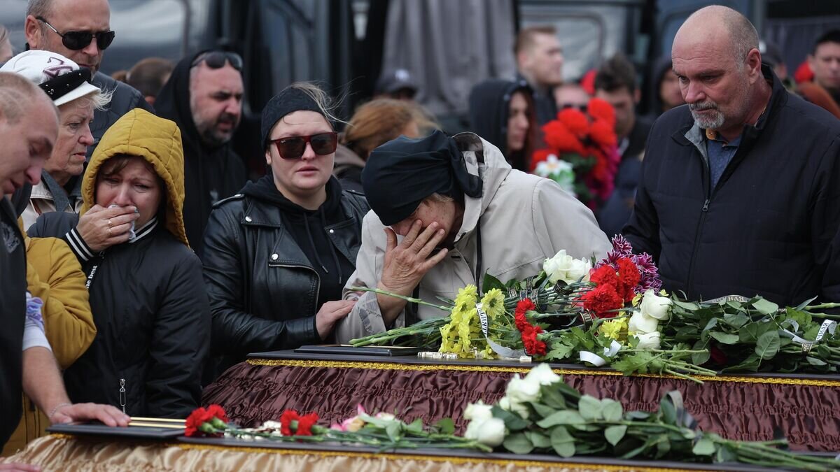    Горожане на похоронах погибших при крушении самолета на новом кладбище города Ейск© РИА Новости / Виталий Тимкив