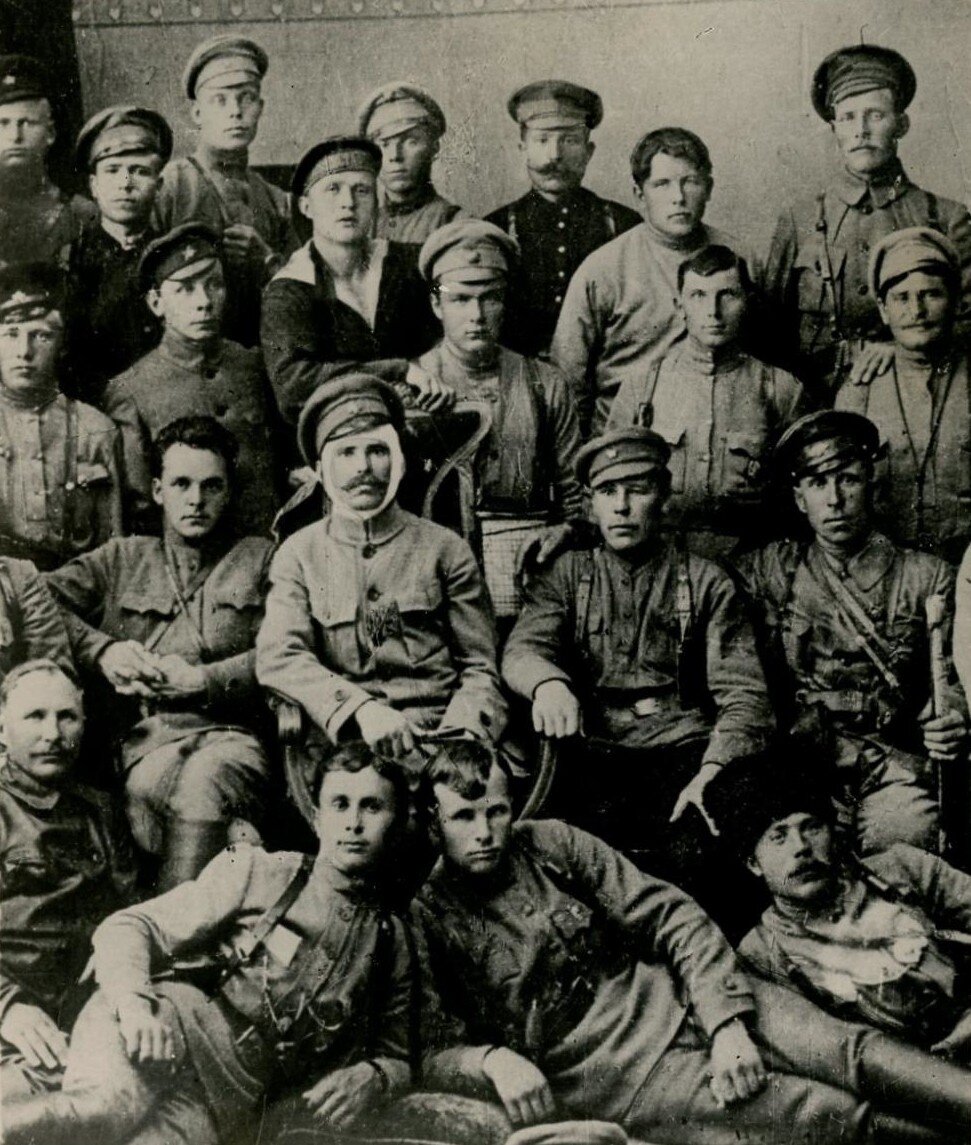 25-я стрелковая дивизия РККА. Василий Иванович Чапаев и Дмитрий Андреевич Фурманов — в центре, Петр Семенович Исаев («Петька») — внизу слева. Уфа, 15 июня 1919 года © Музей политической истории России 