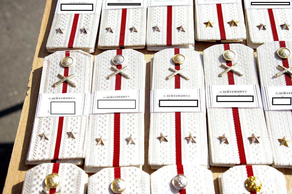 Погоны лейтенантов армии...