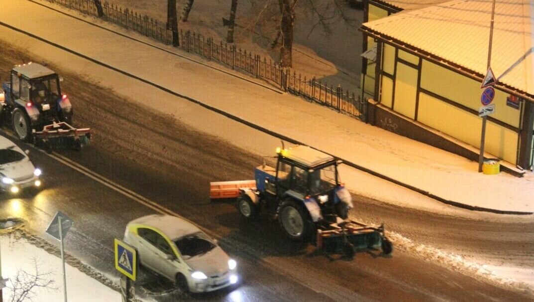     Снегопад, накрывший Владивосток вчера вечером и в ночь с понедельника на вторник, был интенсивным и сопровождался шквальным ветром. Ещё ночью в столице ДФО приступили к очистке города от выпавшего снега.