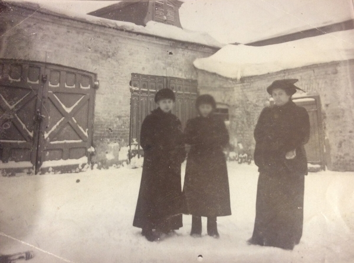 Во дворе с хозяйственными постройками. Три барышни - моя бабушка Мария Алексеевна Выжлова и ее сестры по матери (хотя так никогда не делили, все были родными) Александра и самая младшая Ольга Генераловы. 1913 год.  