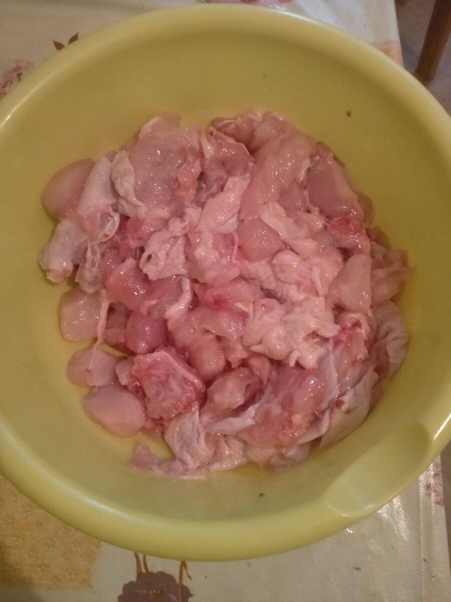 Здесь у меня самые разные кусочки курицы (у меня здесь 1 кг).