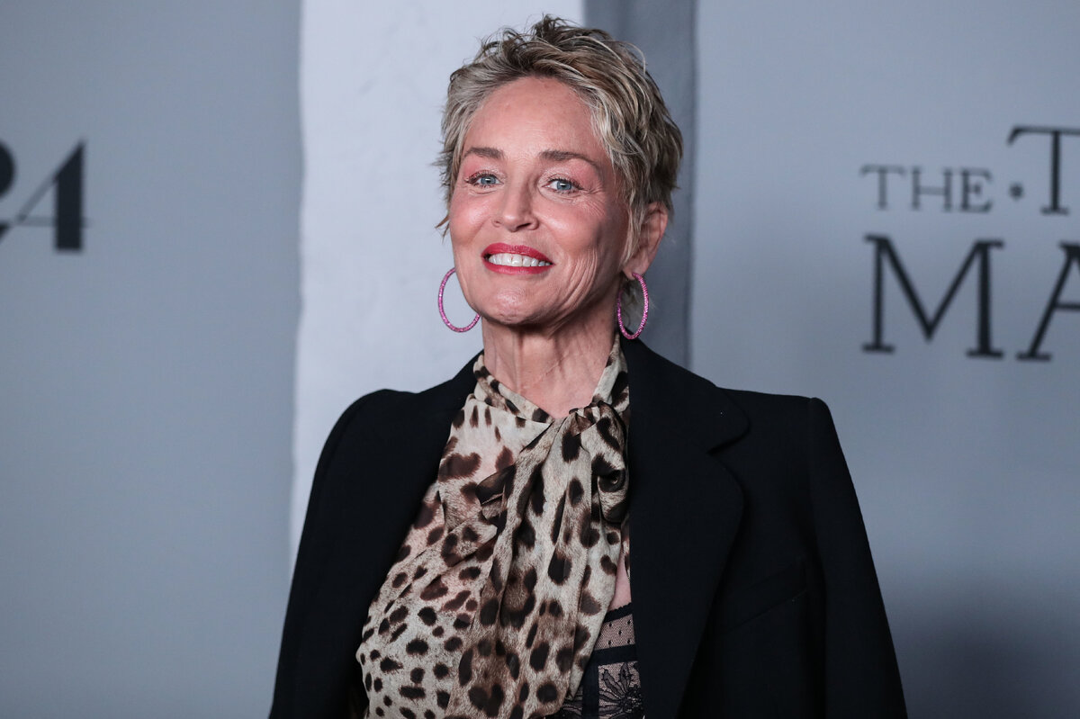     Как носить леопардовый принт после 50+ — знает Шэрон Стоун