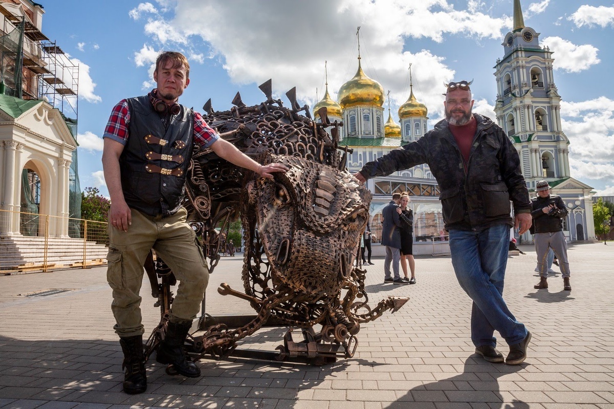 Кирилл Климов и Сергей Бобков со своим питомцем в Тульском Кремле