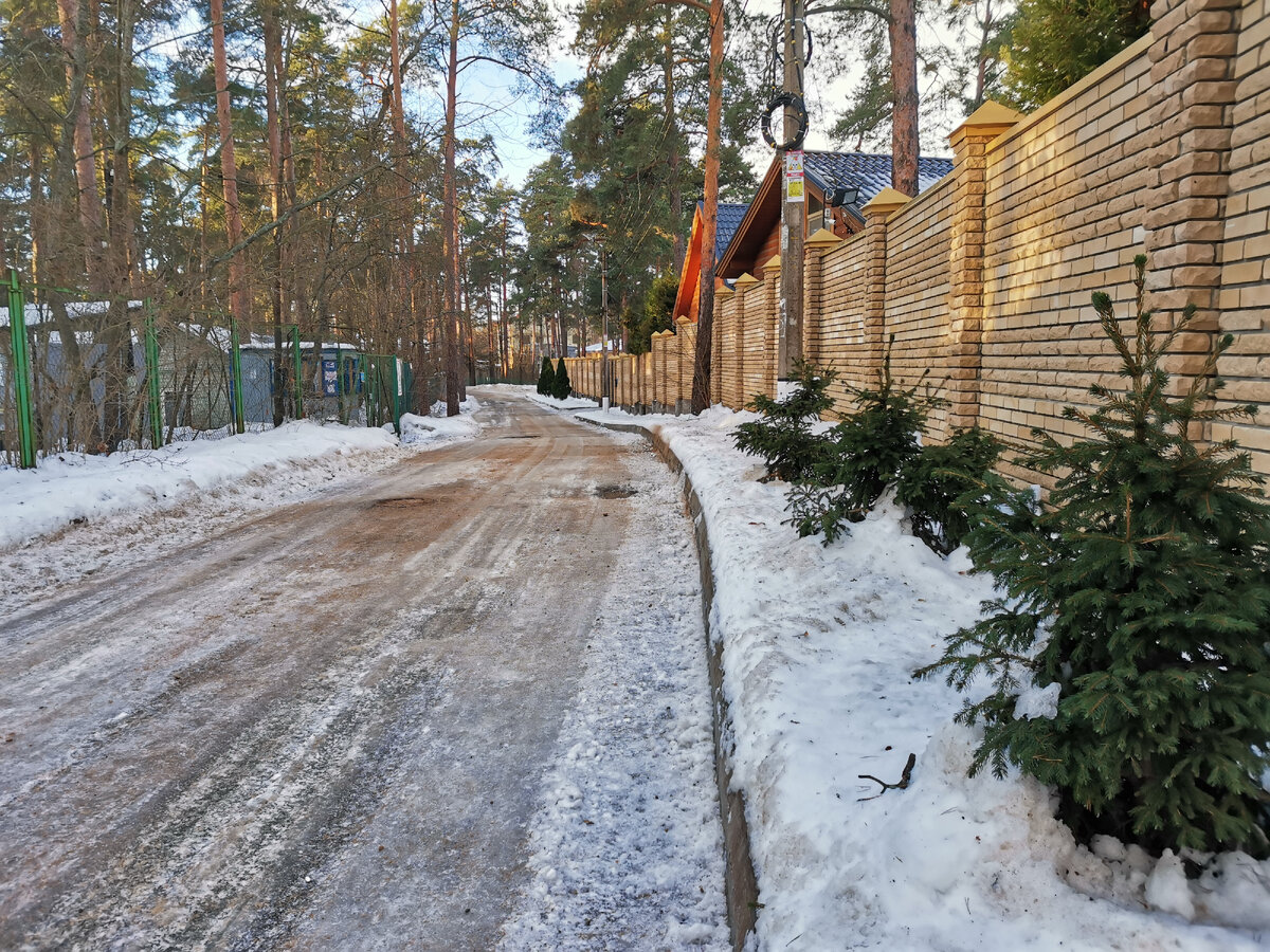 В частном секторе дороги расчищены и посыпаны песком. Все фото автора