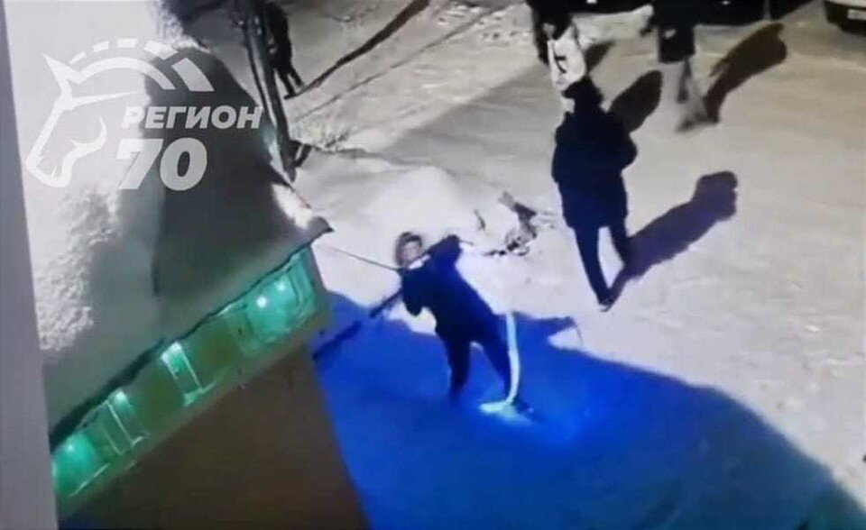     Подростки сорвали гирлянду с дома в Октябрьском районе Томска. Фото: Telegram-канал "Регион-70"